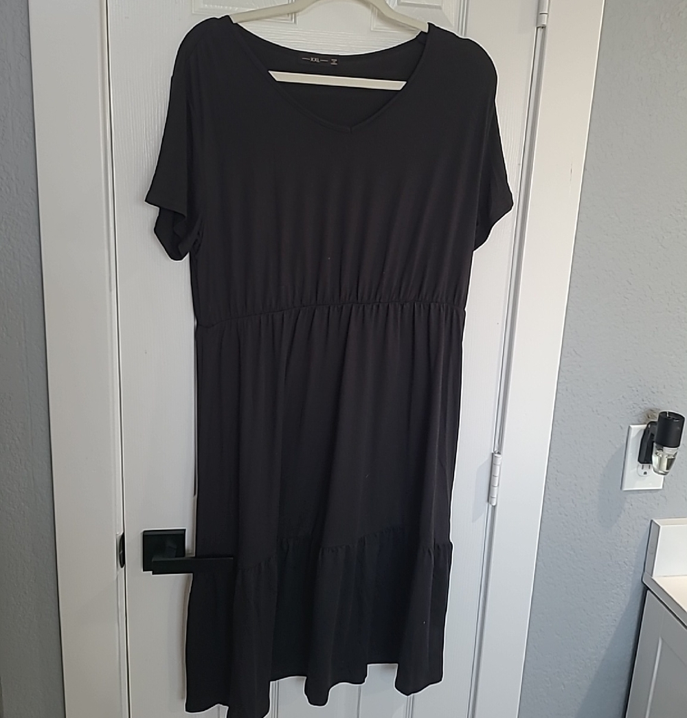 Black V-Neck Short Sleeve Midi Dress
